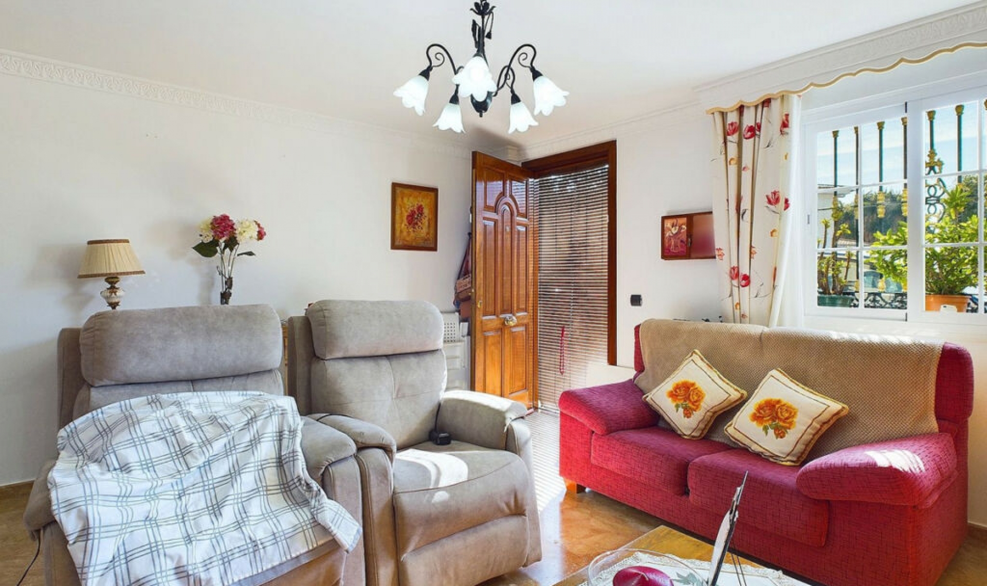 Resale - House -
Estepona