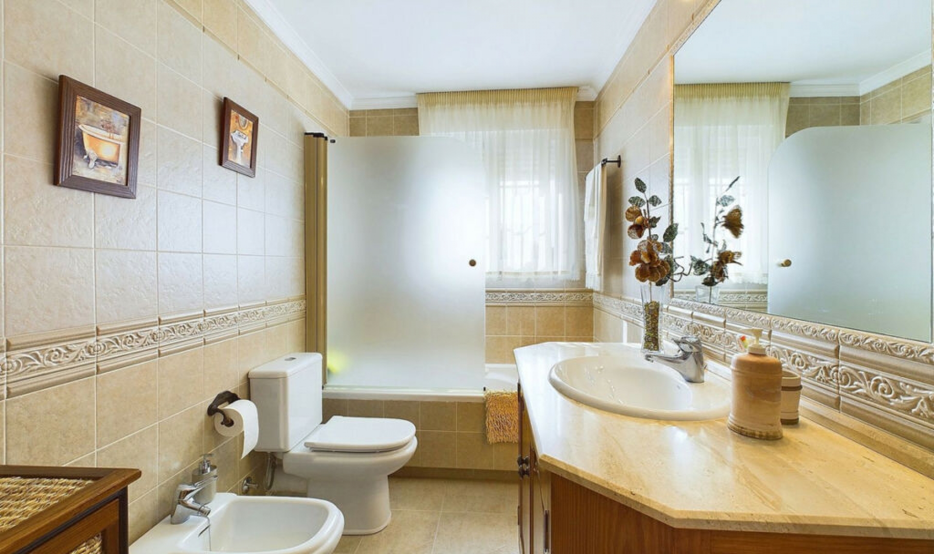 Resale - House -
Estepona
