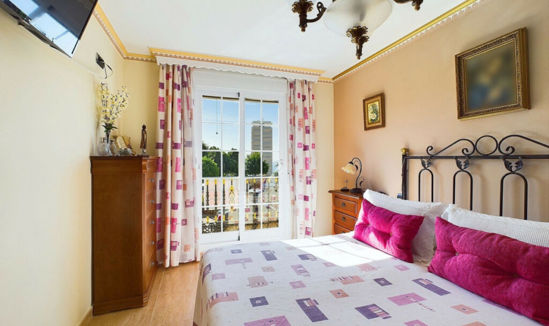 Resale - House -
Estepona