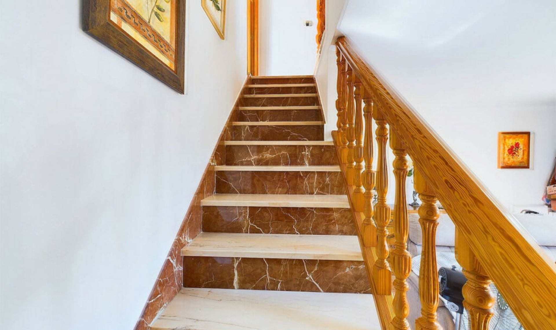 Resale - House -
Estepona