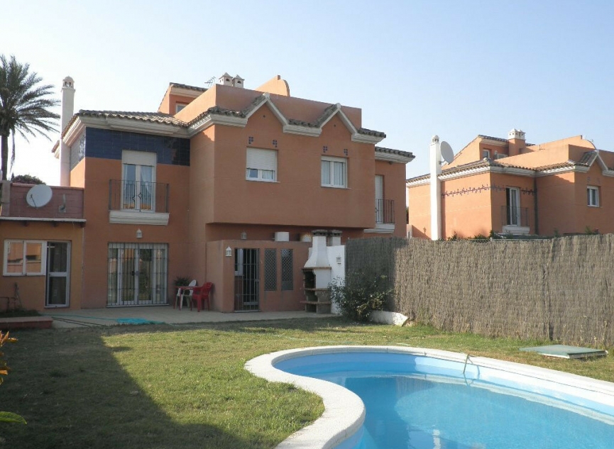 Resale - House -
Estepona