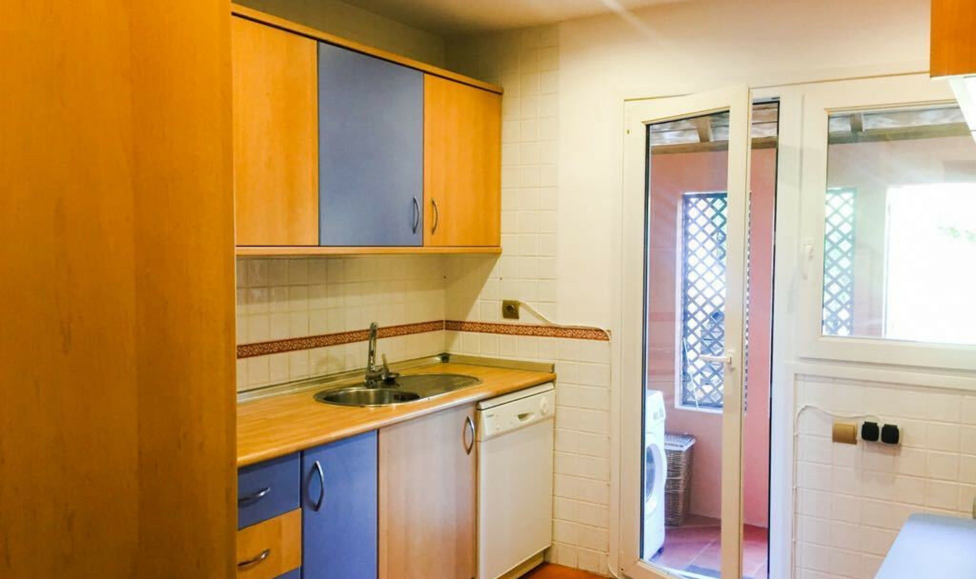 Resale - House -
Estepona