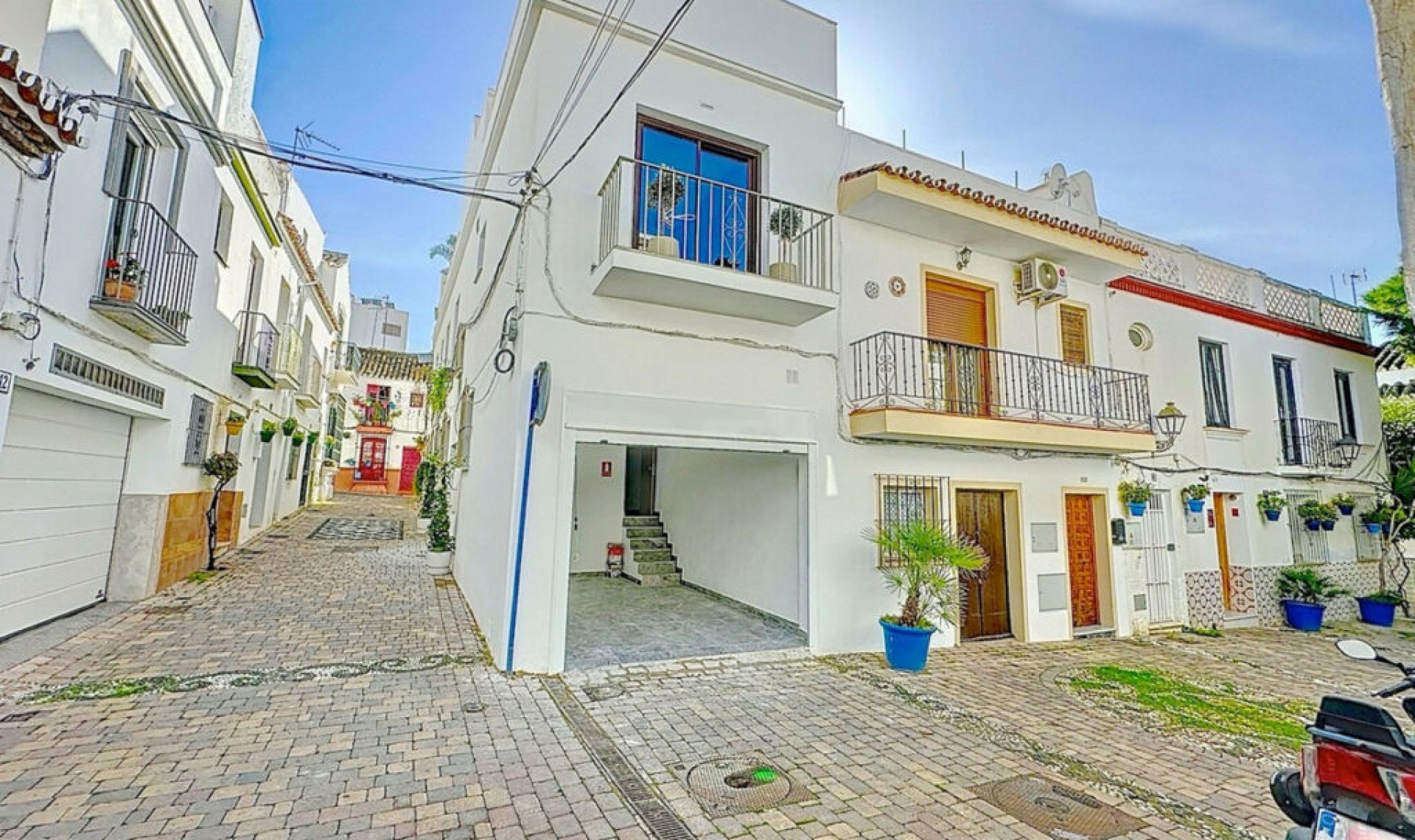 Resale - House -
Estepona