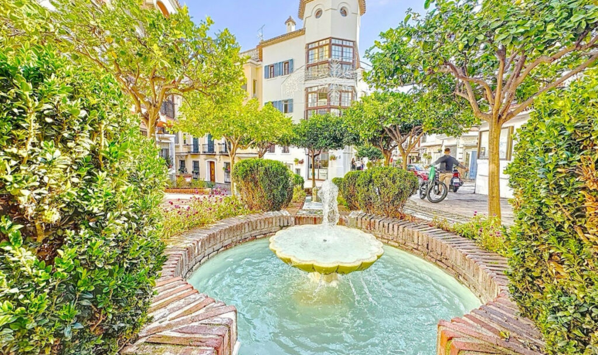 Resale - House -
Estepona