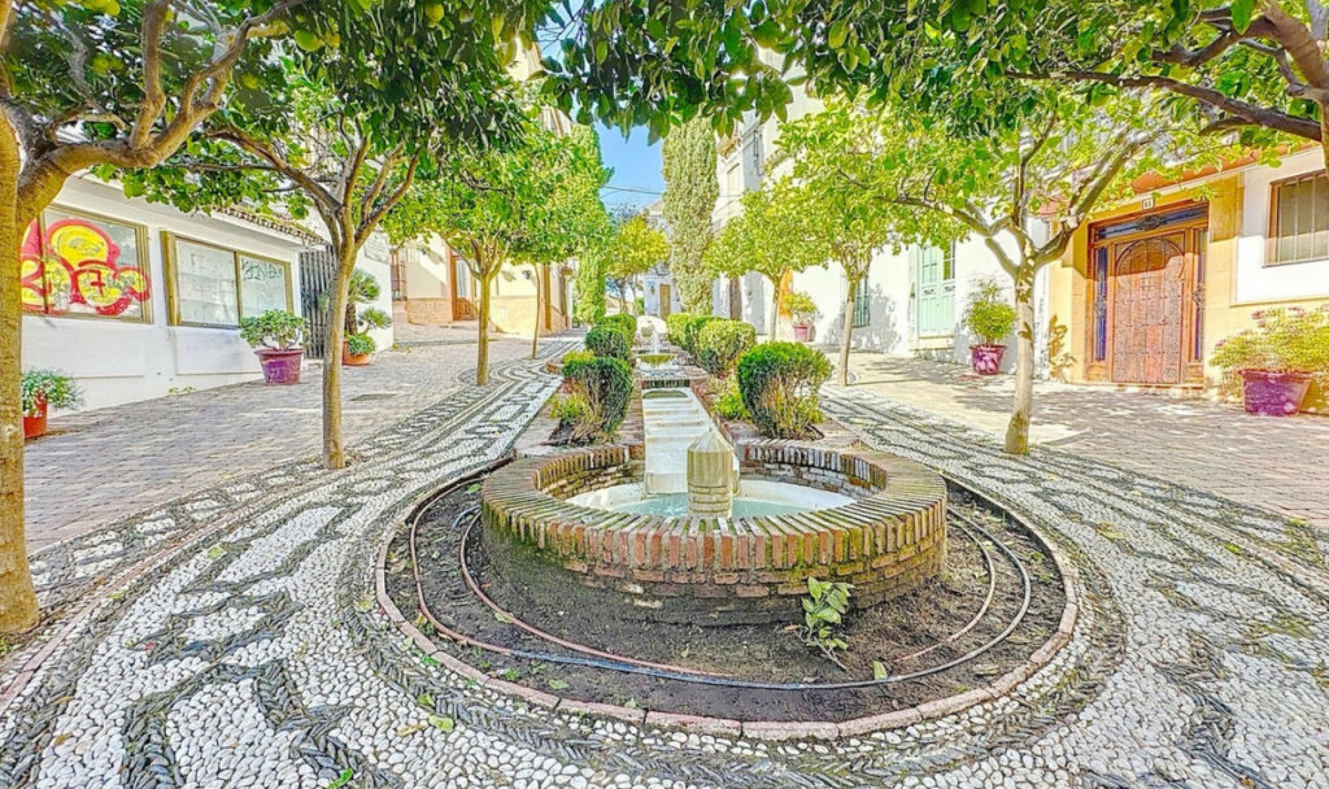 Resale - House -
Estepona