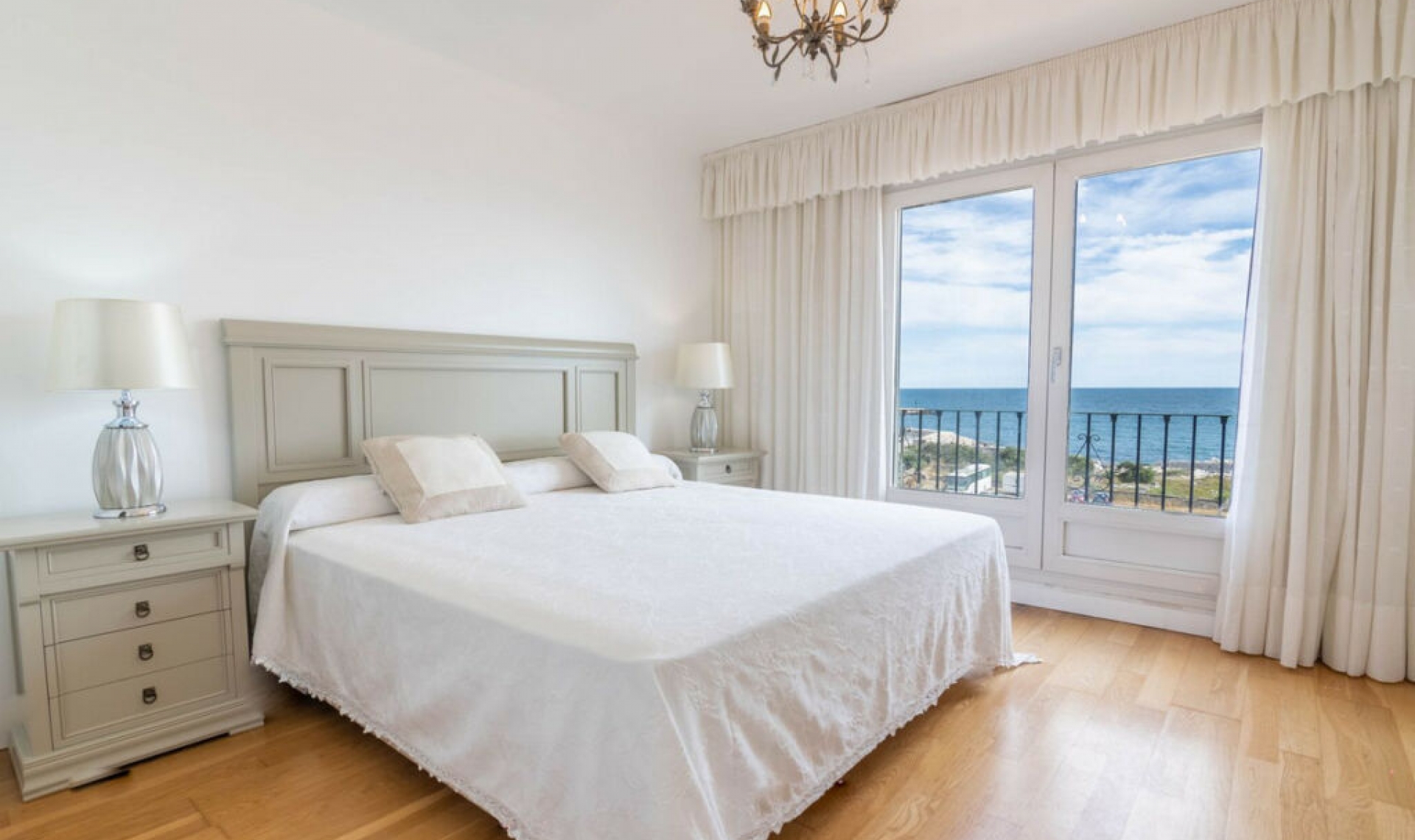 Resale - House -
Estepona