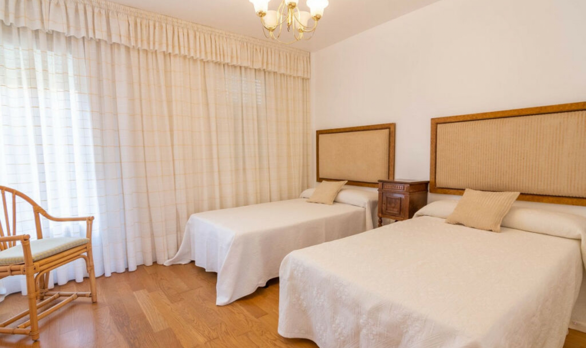 Resale - House -
Estepona