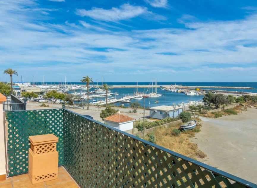 Resale - House -
Estepona