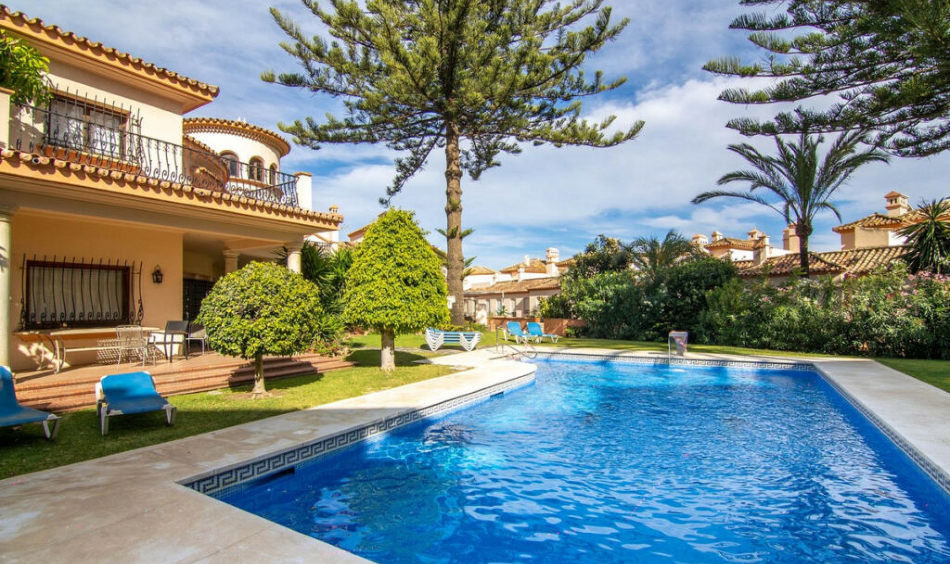 Resale - House -
Estepona