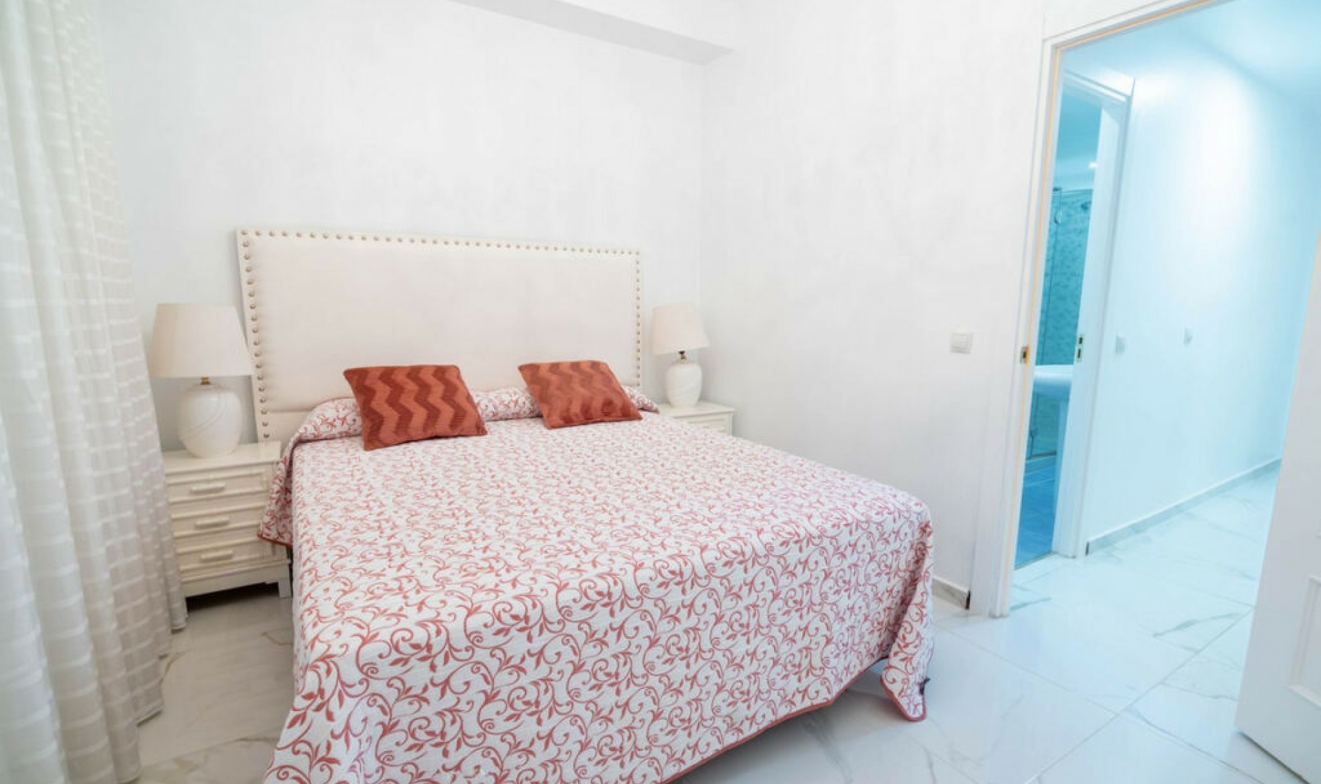 Resale - House -
Estepona