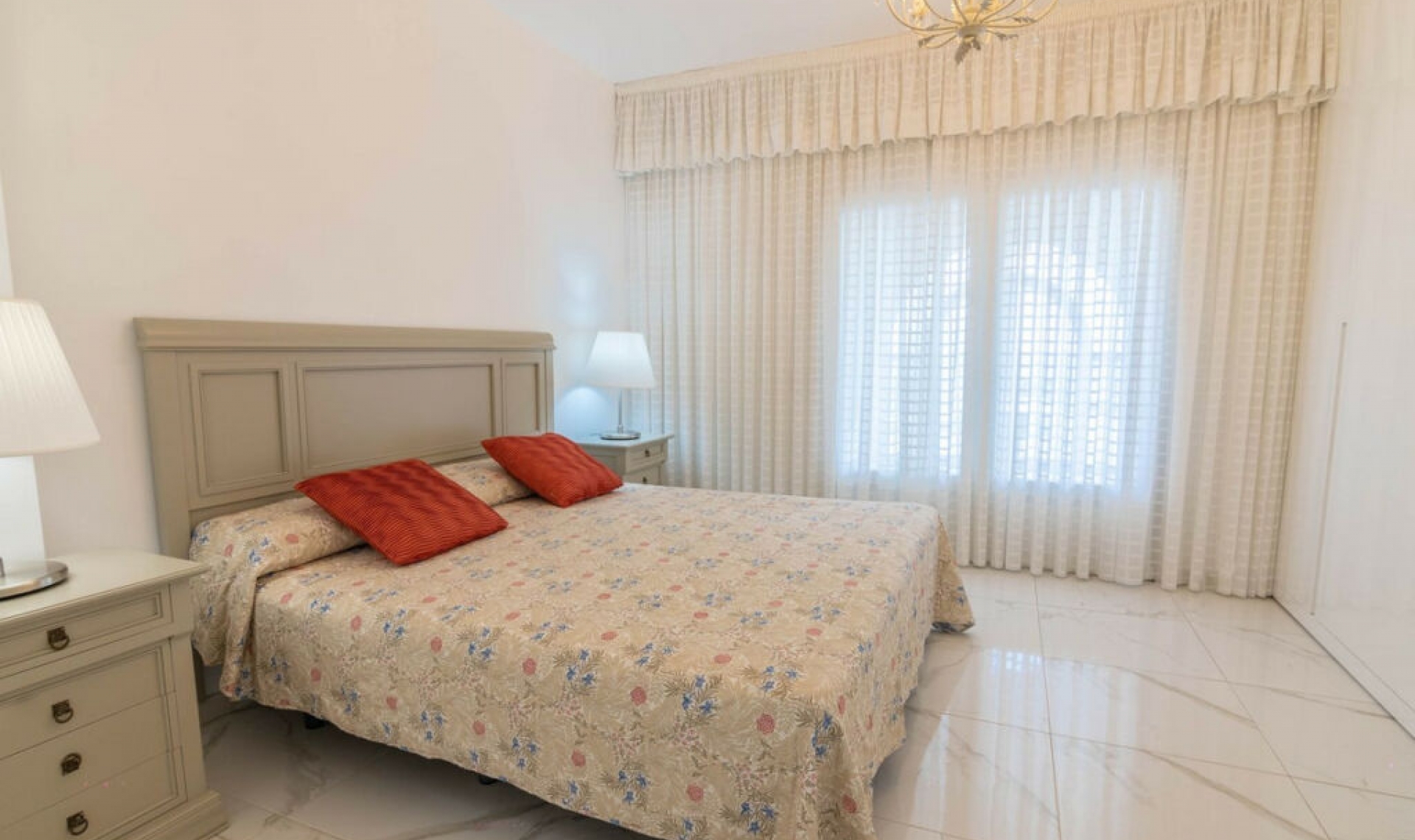 Resale - House -
Estepona