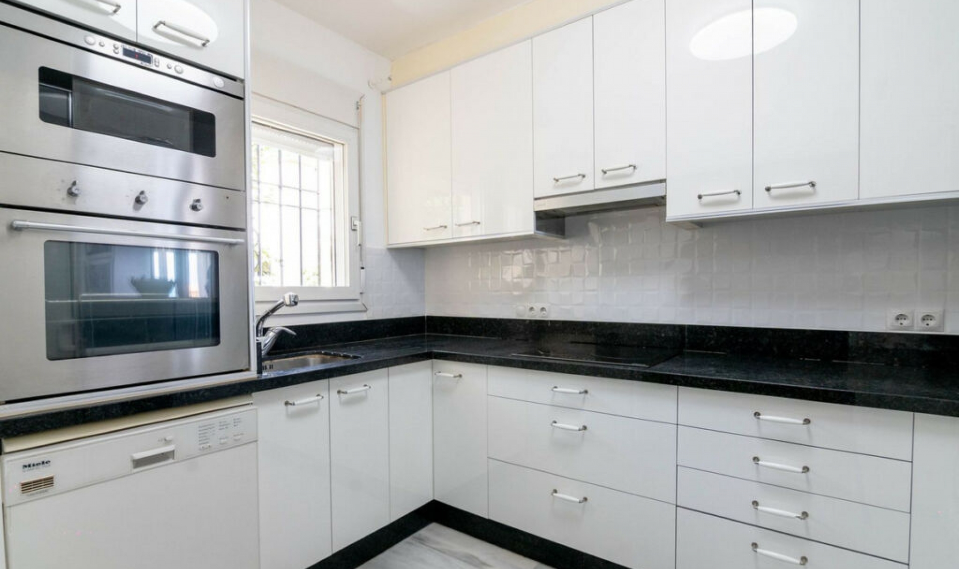 Resale - House -
Estepona