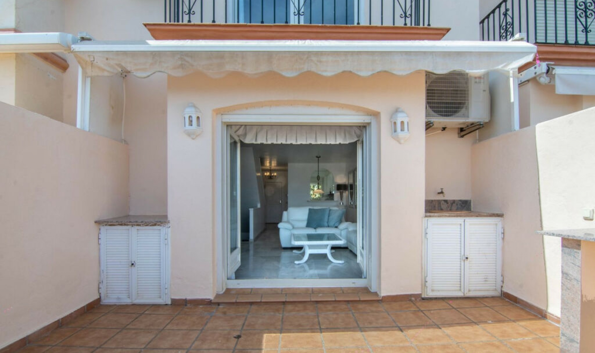 Resale - House -
Estepona
