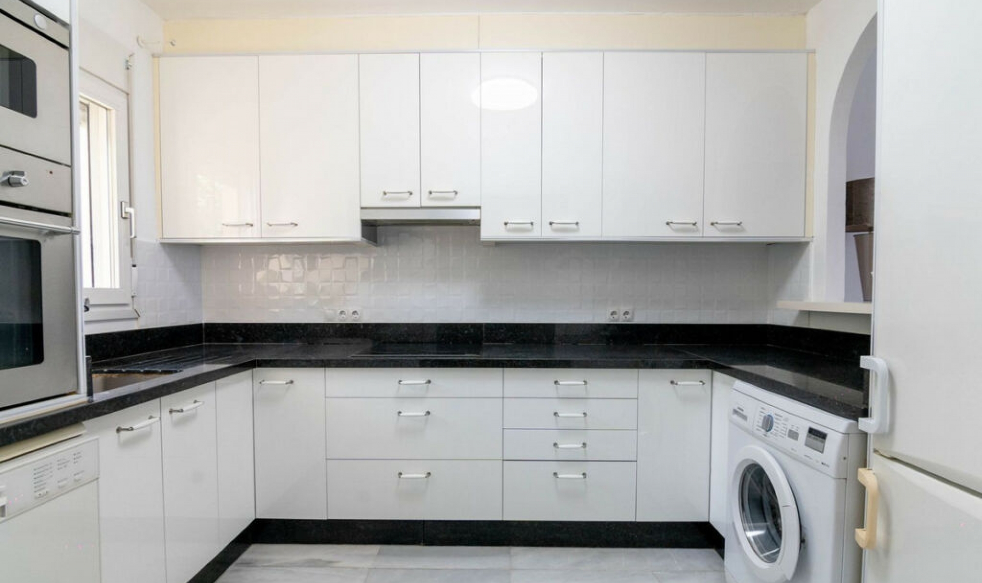 Resale - House -
Estepona