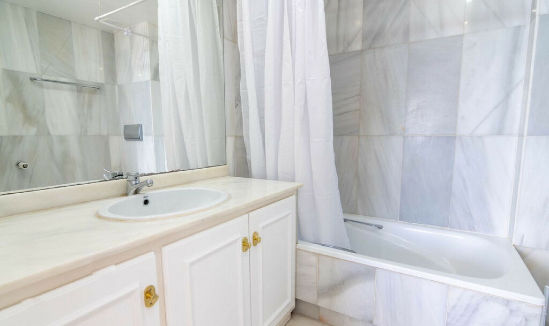 Resale - House -
Estepona