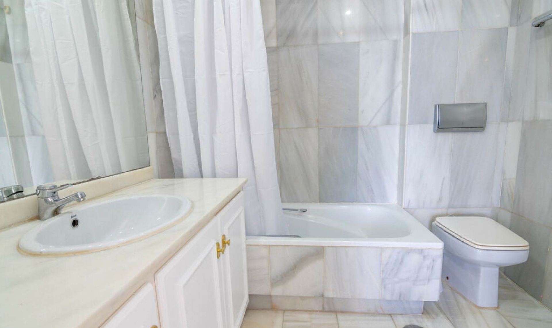 Resale - House -
Estepona