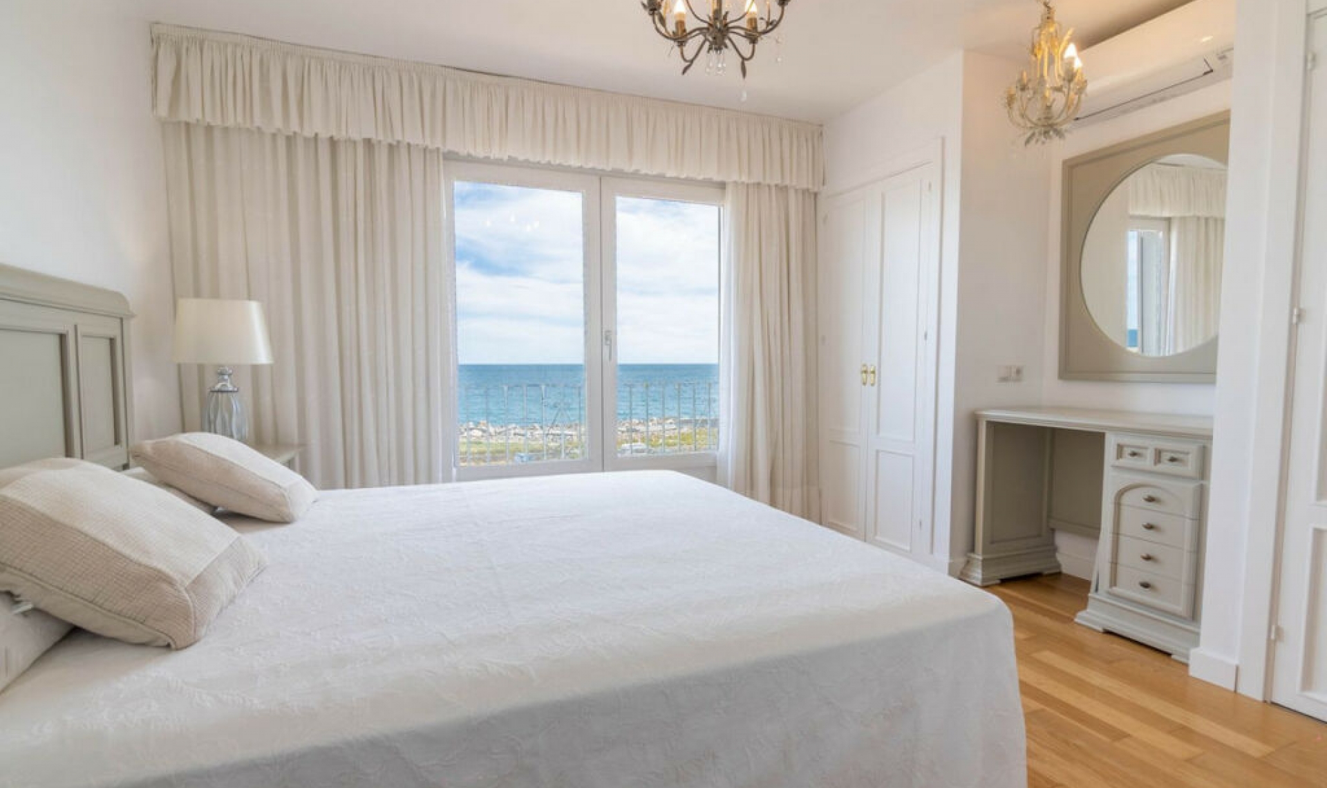 Resale - House -
Estepona