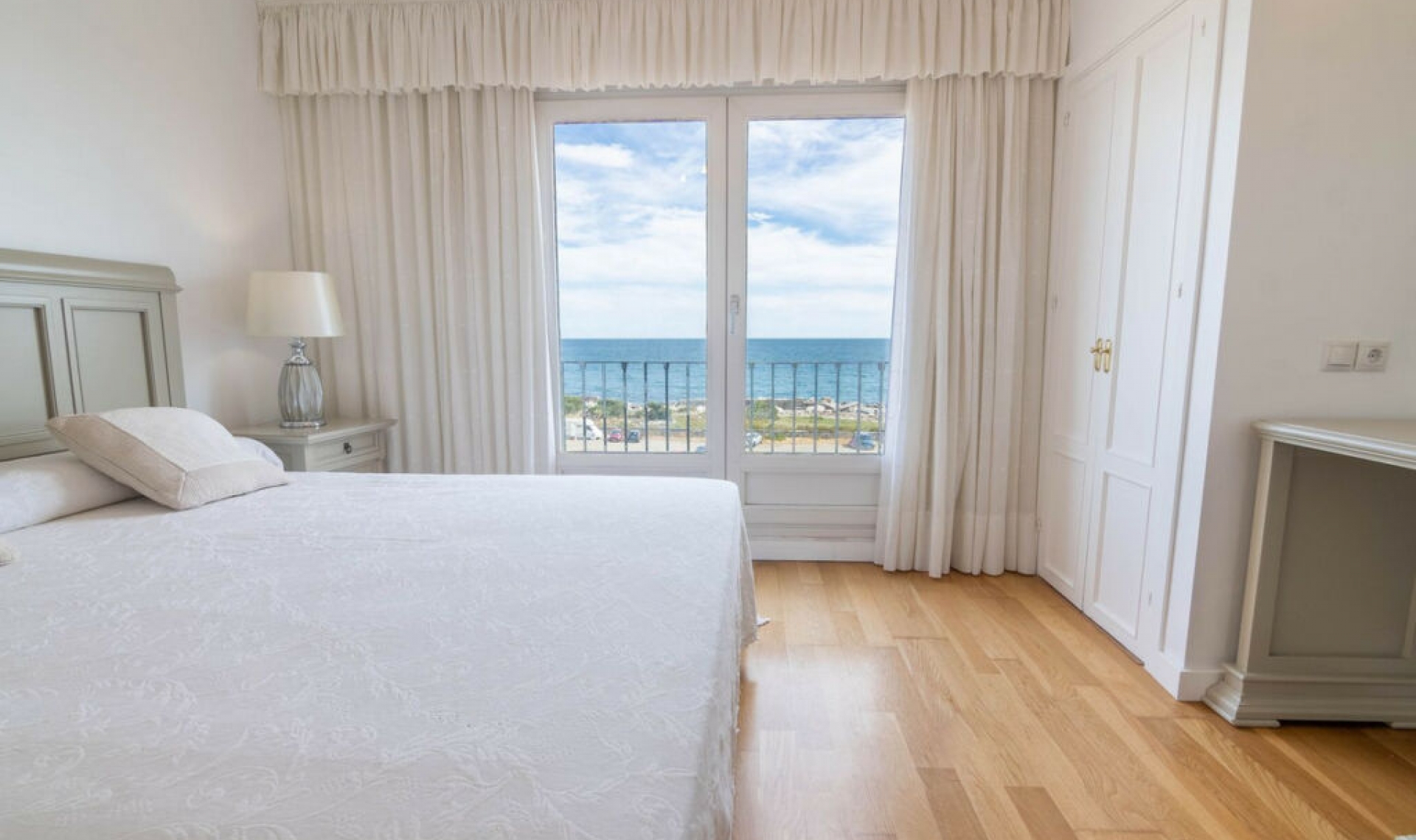 Resale - House -
Estepona