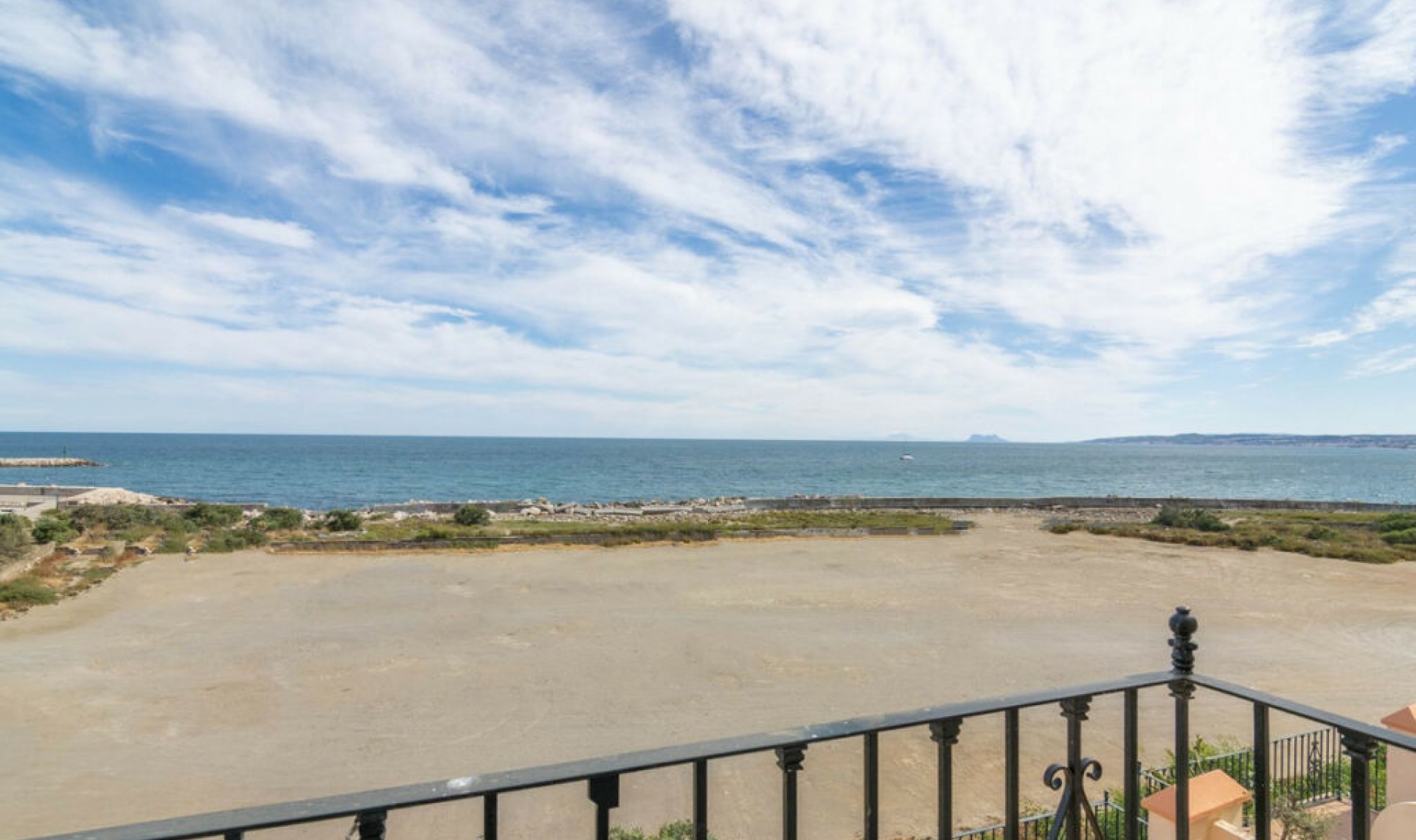 Resale - House -
Estepona