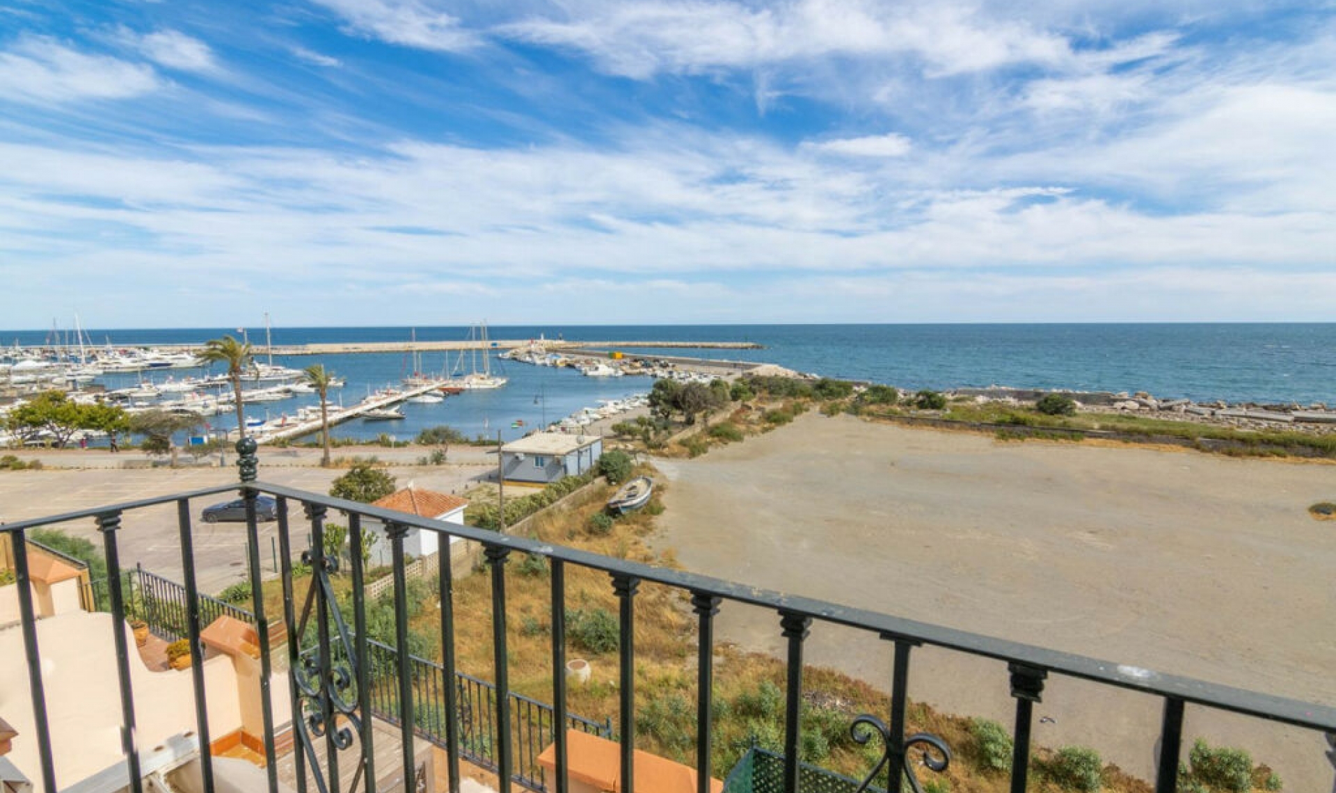 Resale - House -
Estepona