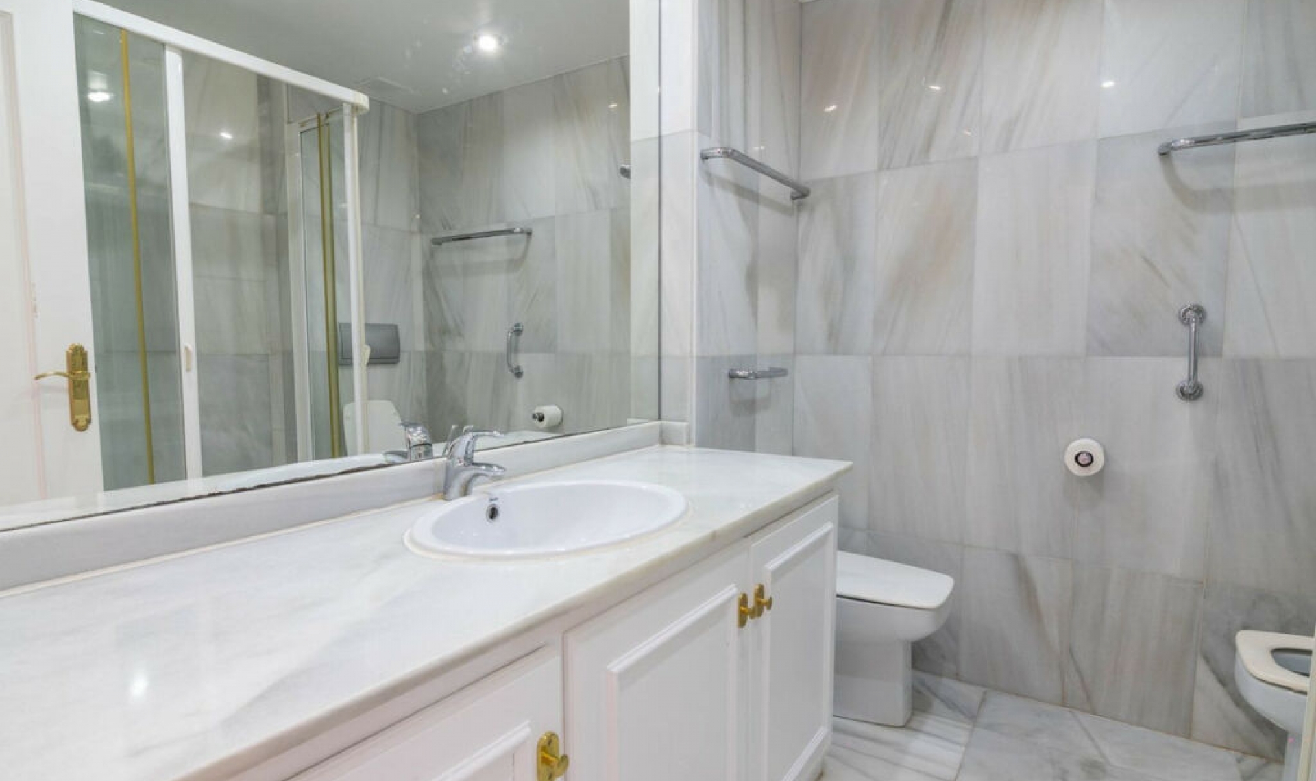 Resale - House -
Estepona