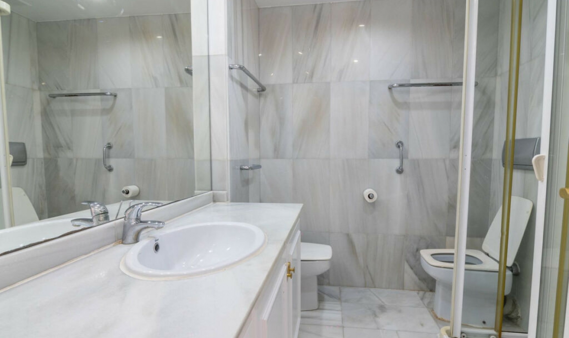 Resale - House -
Estepona