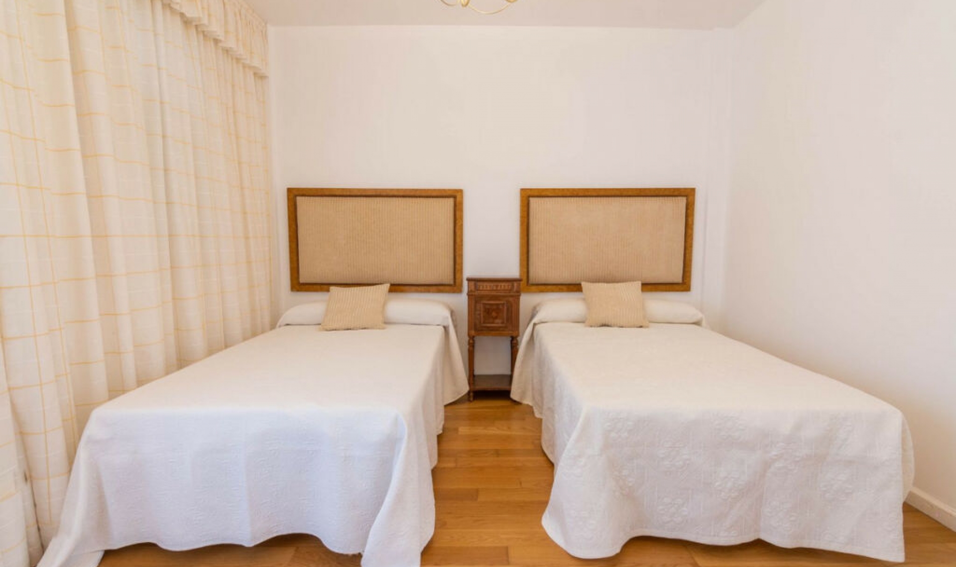 Resale - House -
Estepona