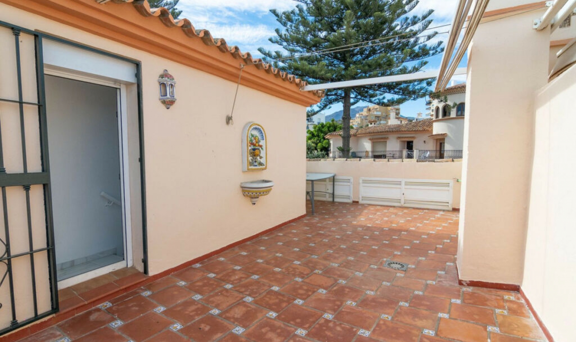 Resale - House -
Estepona