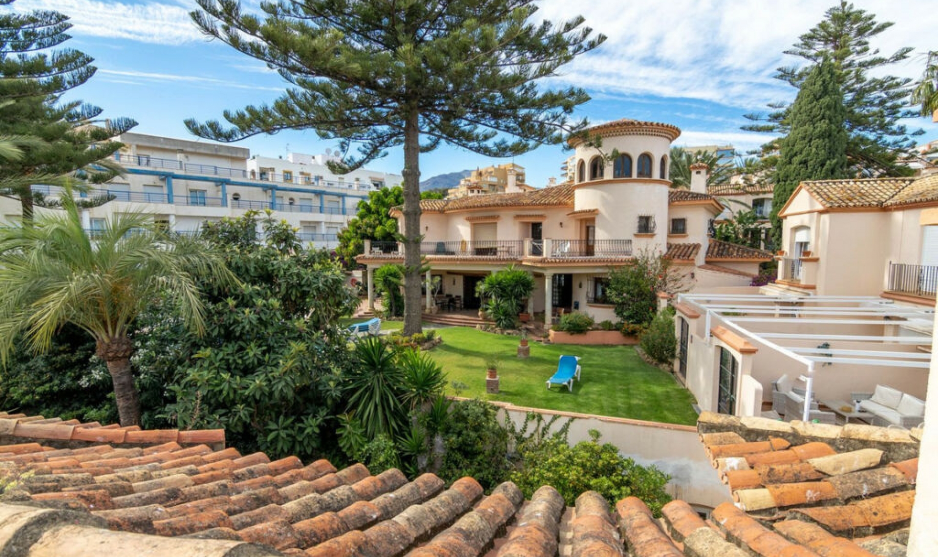Resale - House -
Estepona