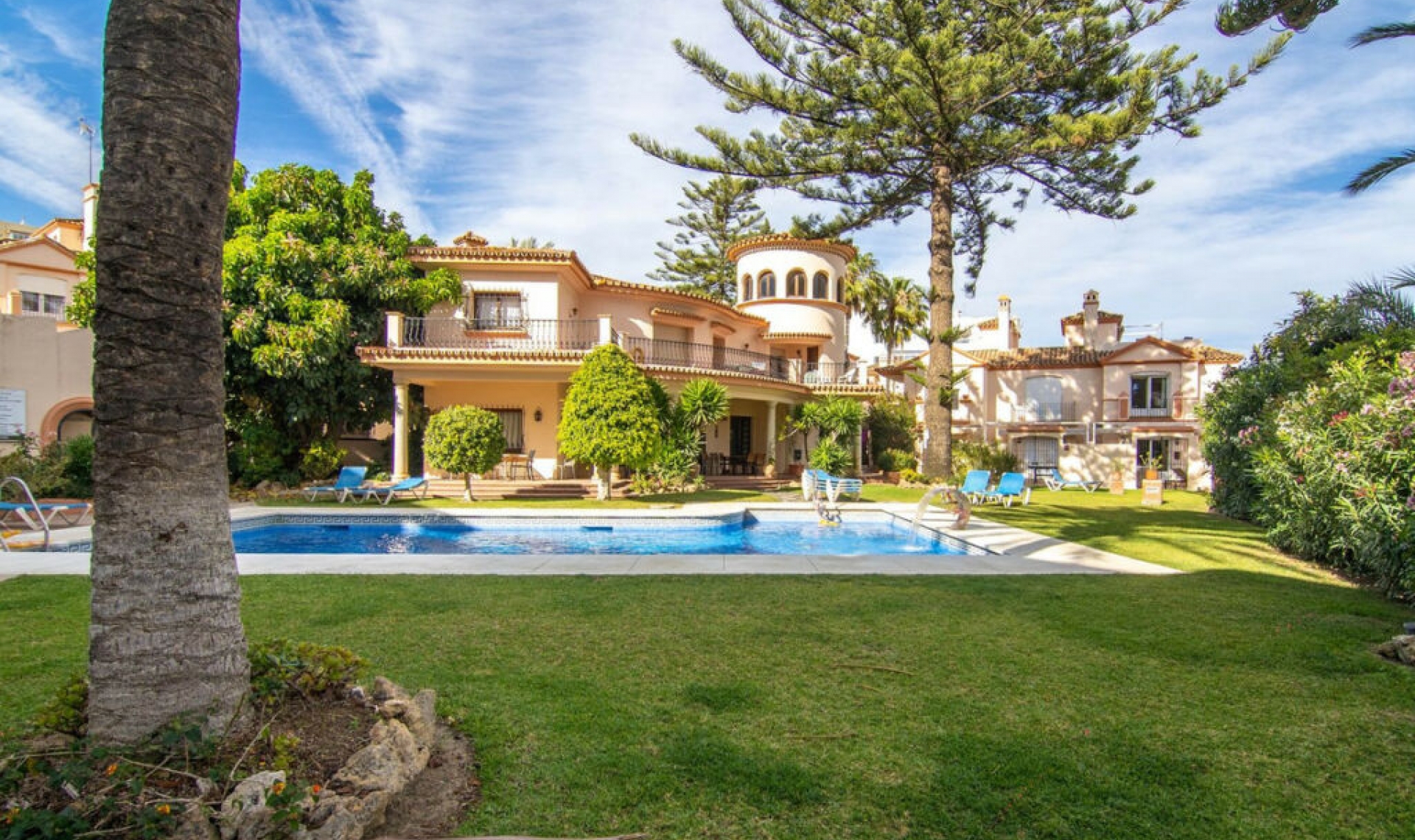 Resale - House -
Estepona