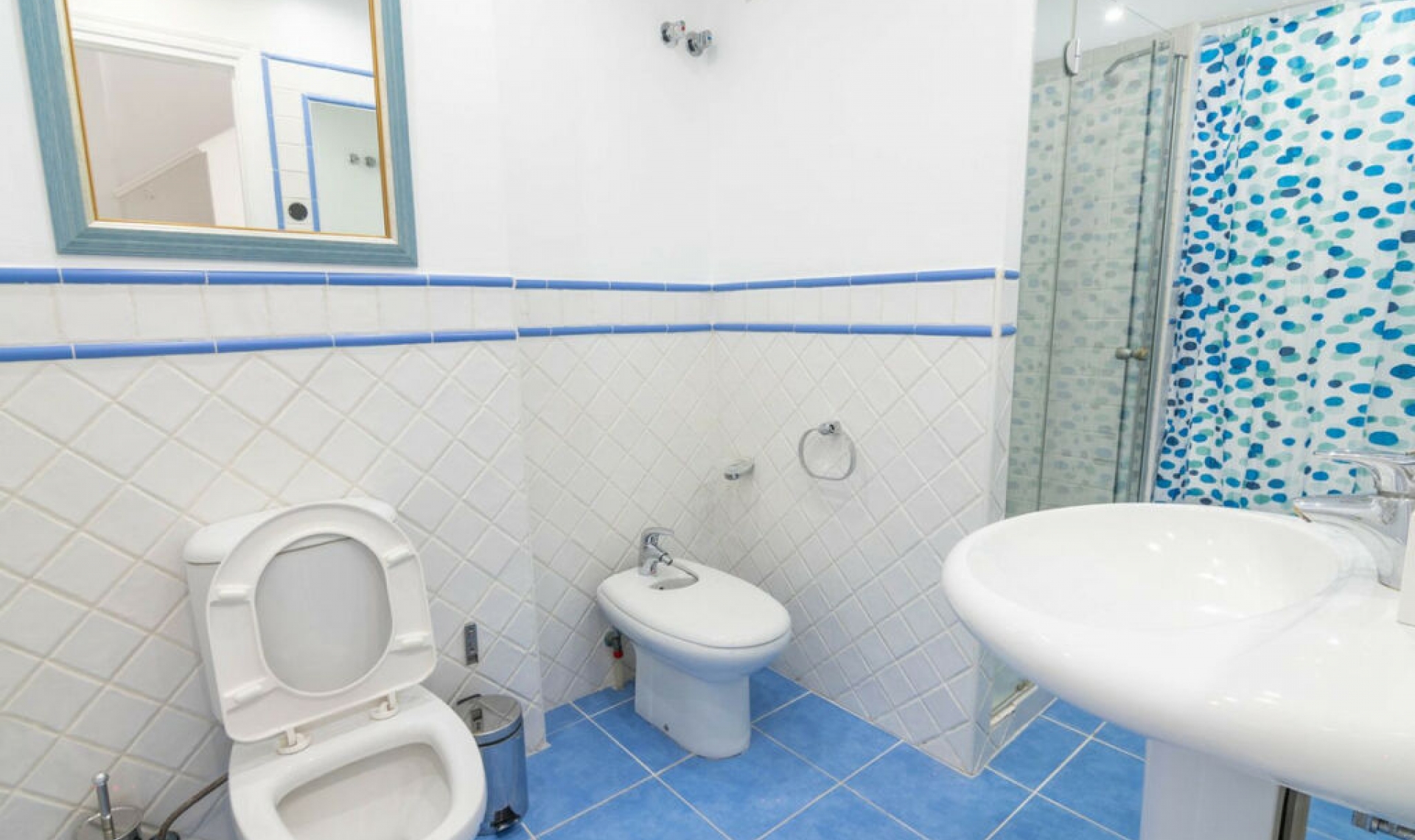 Resale - House -
Estepona