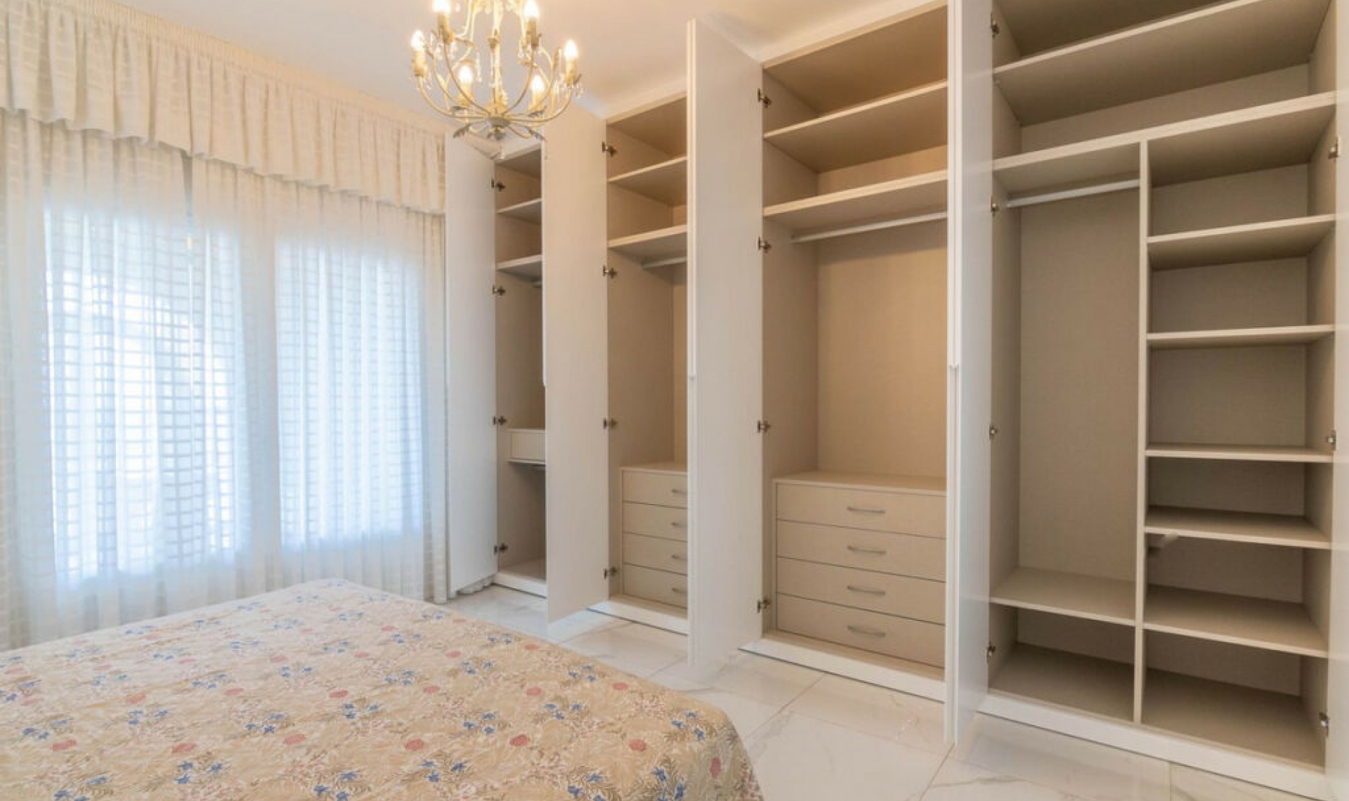 Resale - House -
Estepona