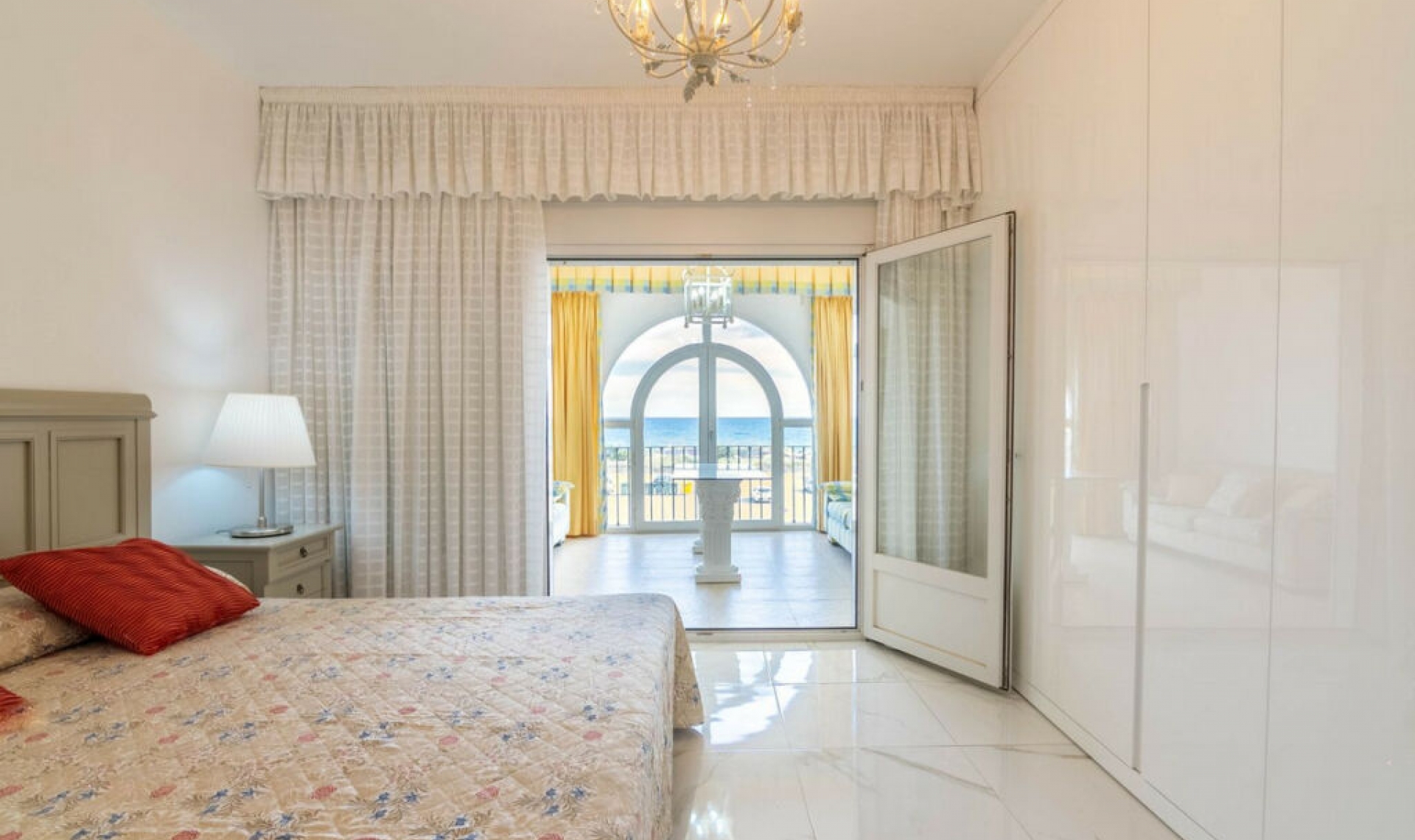 Resale - House -
Estepona