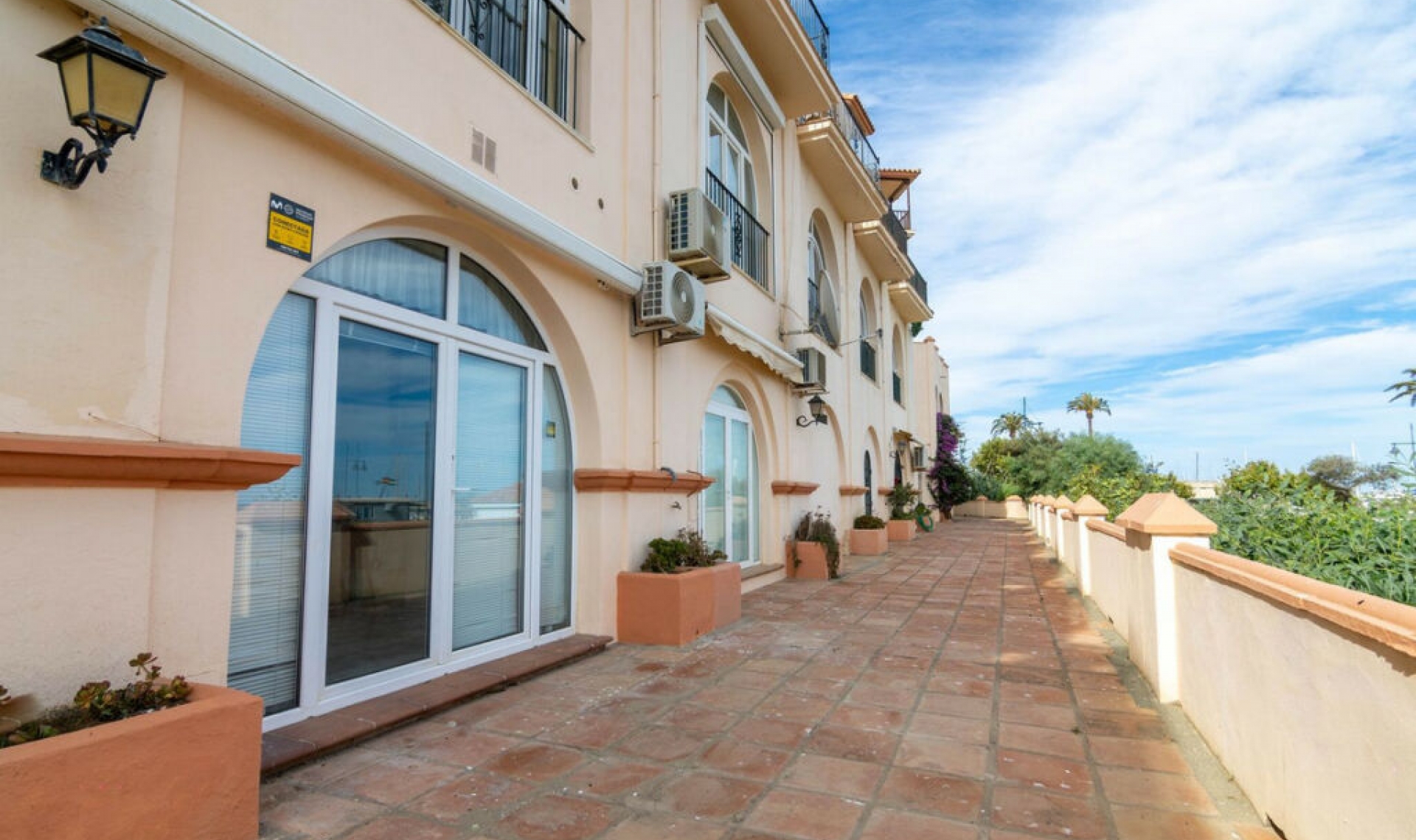 Resale - House -
Estepona