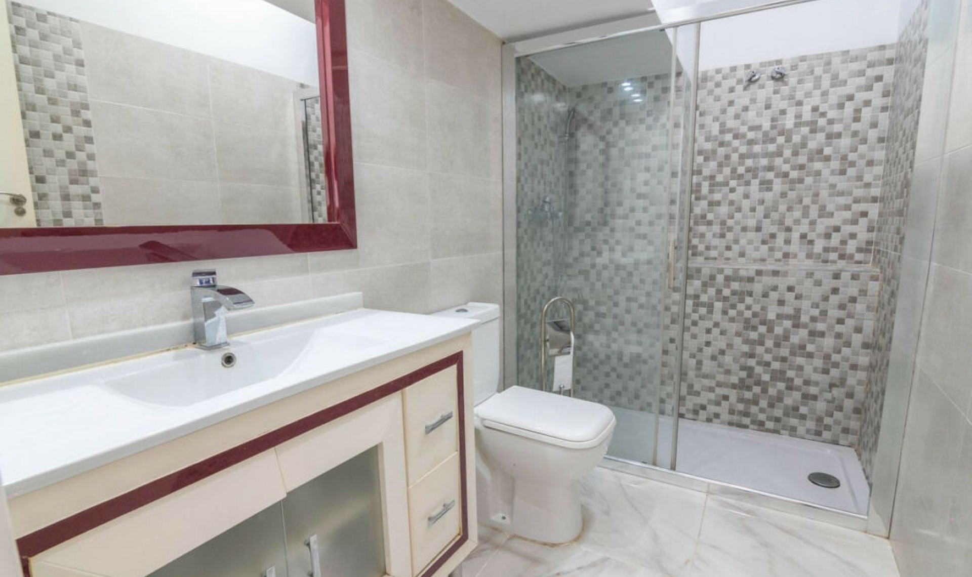 Resale - House -
Estepona