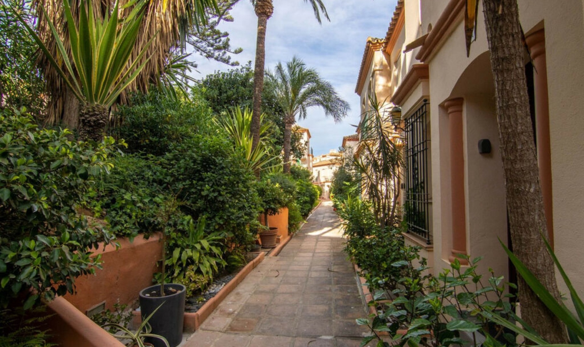Resale - House -
Estepona