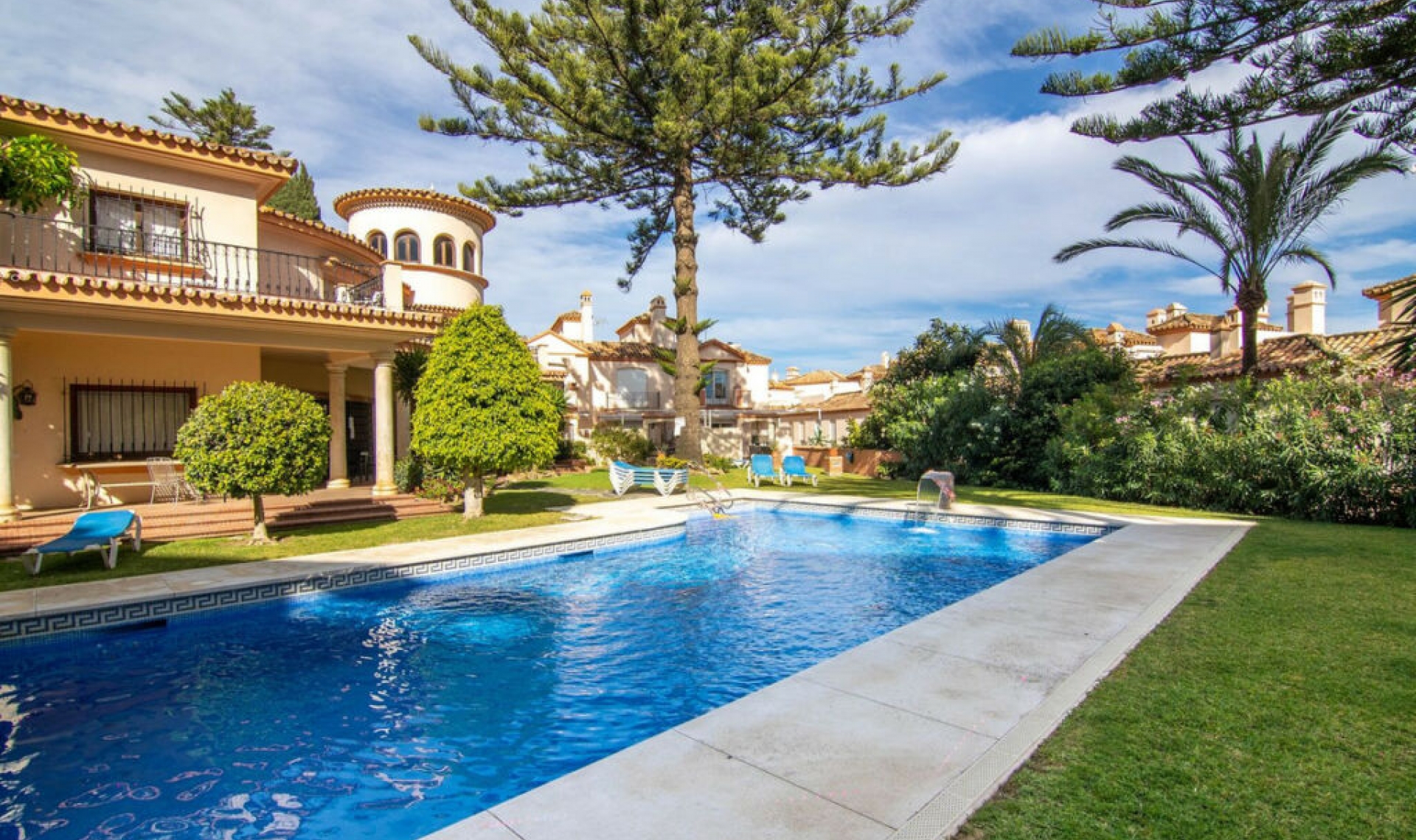 Resale - House -
Estepona