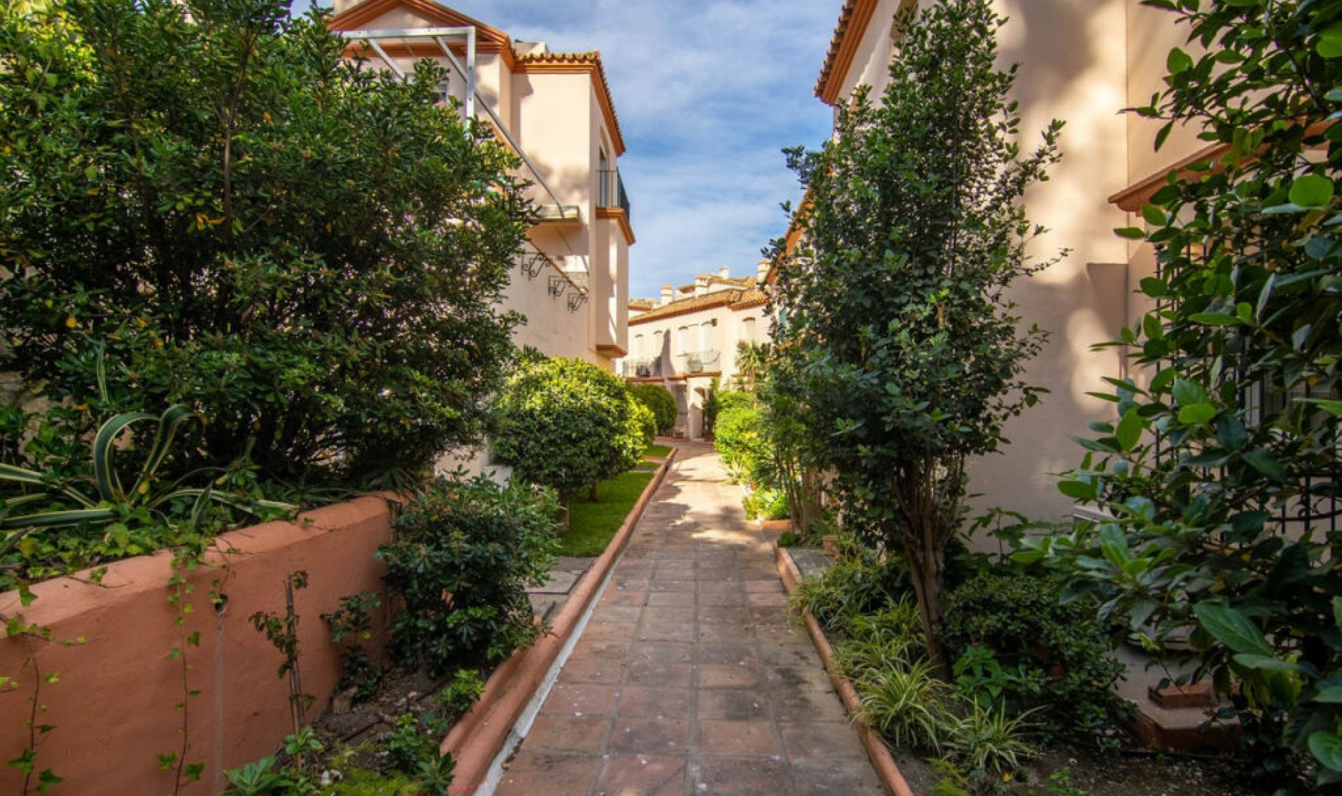 Resale - House -
Estepona