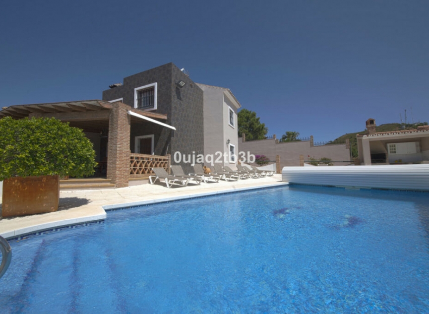 Resale - House -
Estepona