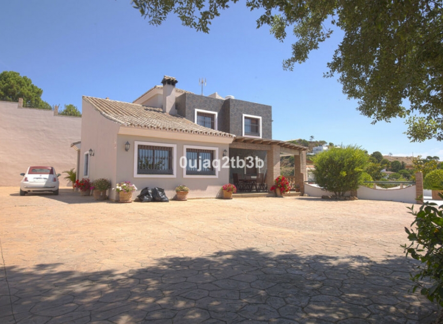 Resale - House -
Estepona