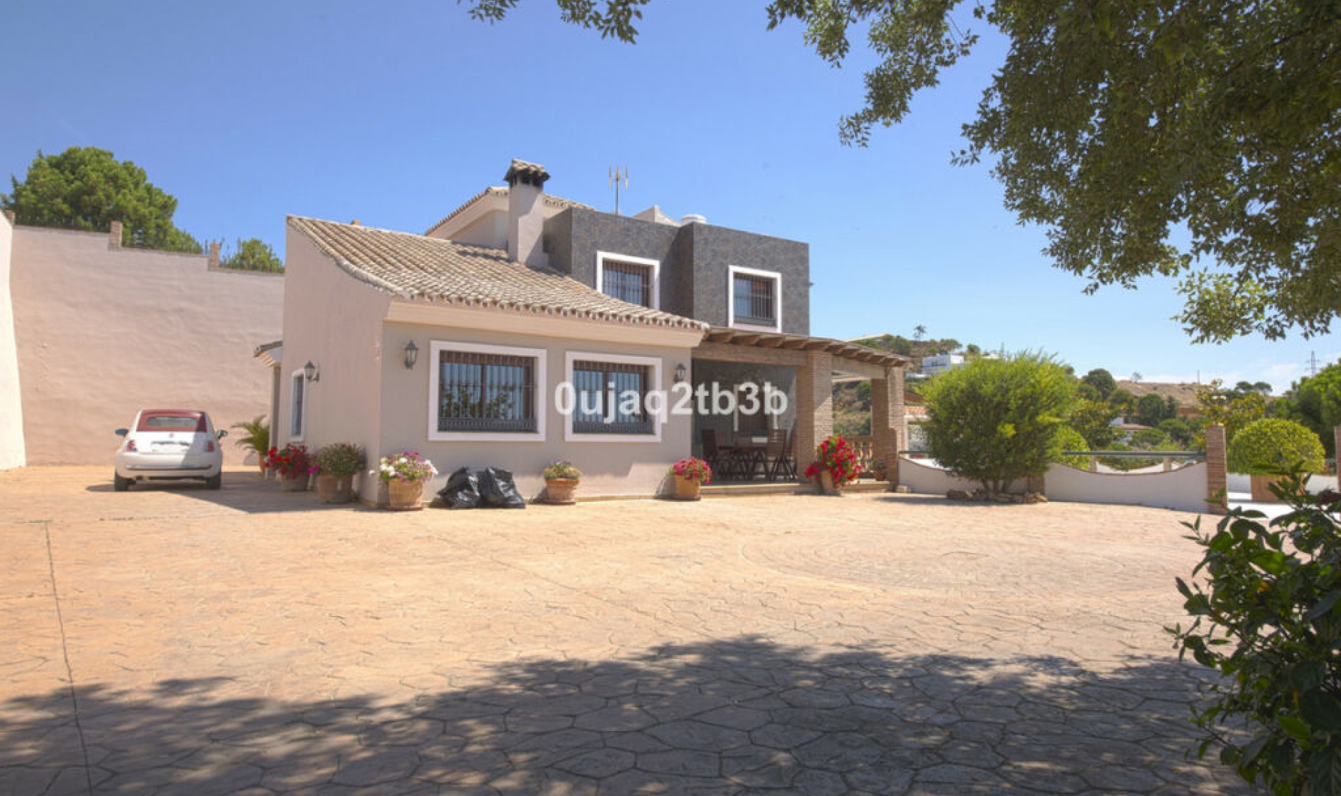 Resale - House -
Estepona