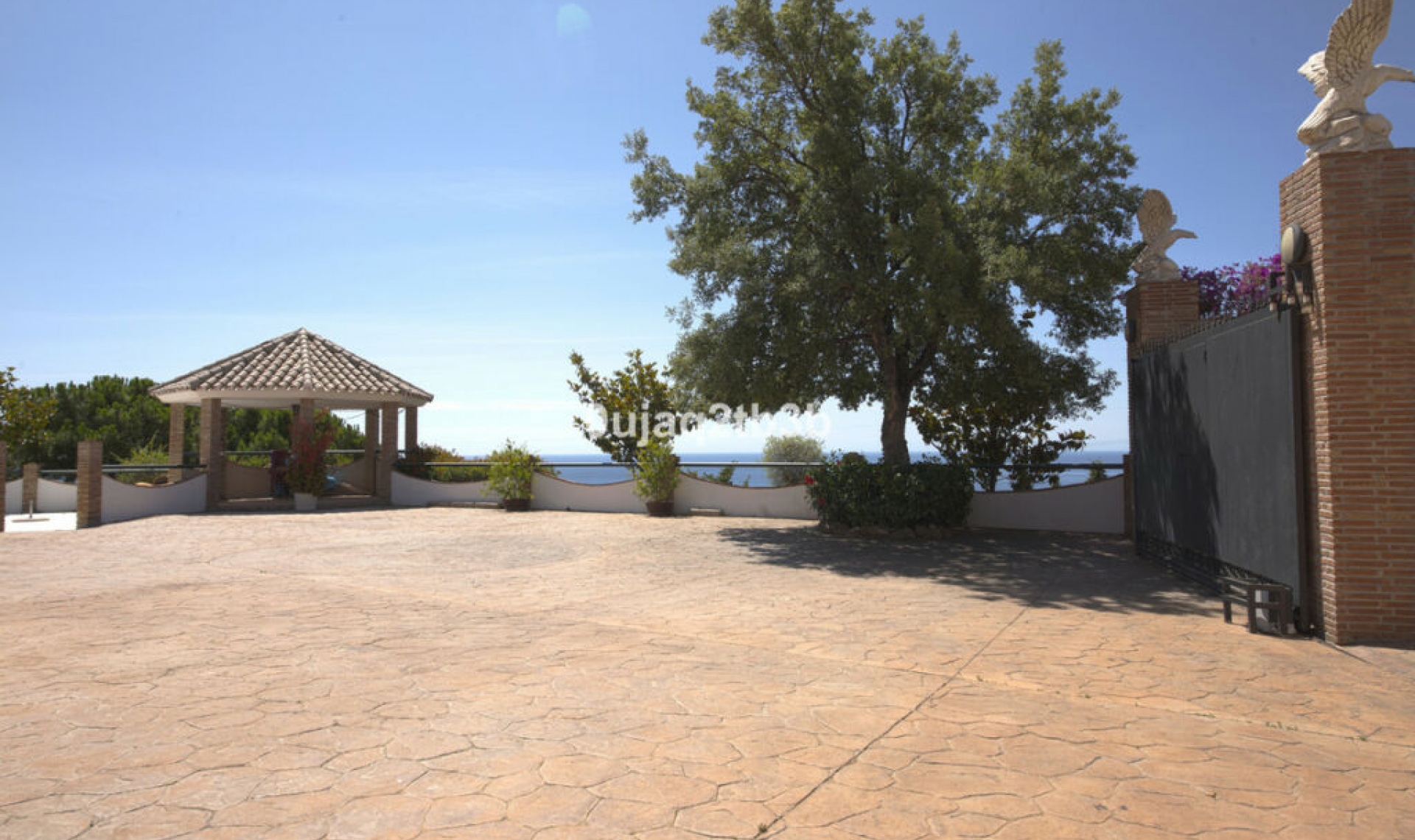 Resale - House -
Estepona