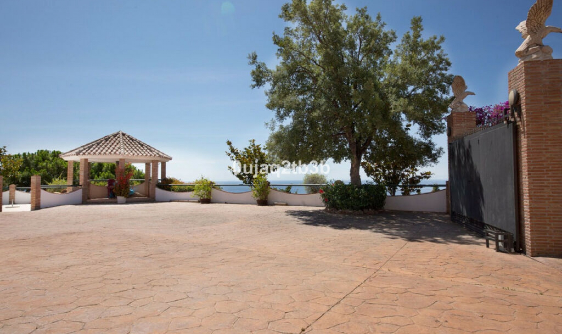 Resale - House -
Estepona