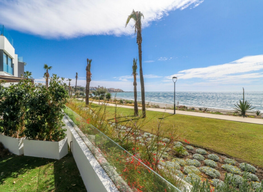 Resale - House -
Estepona