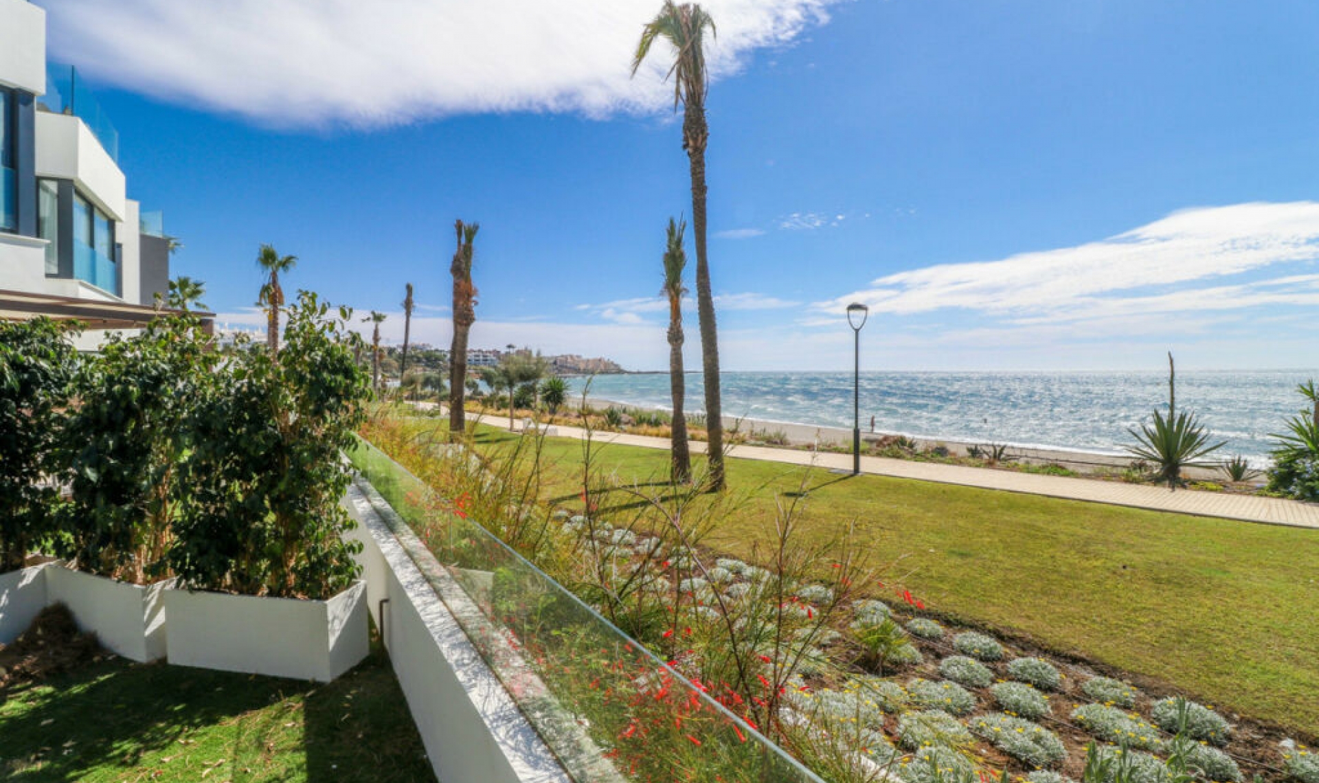 Resale - House -
Estepona