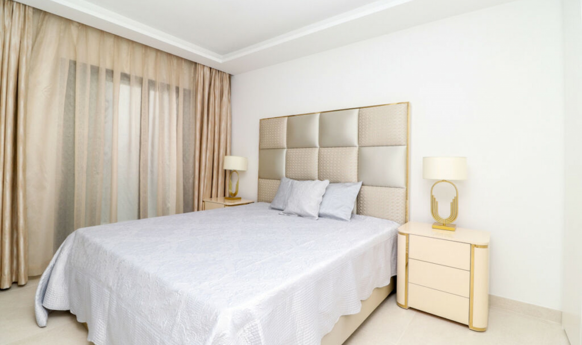 Resale - House -
Estepona