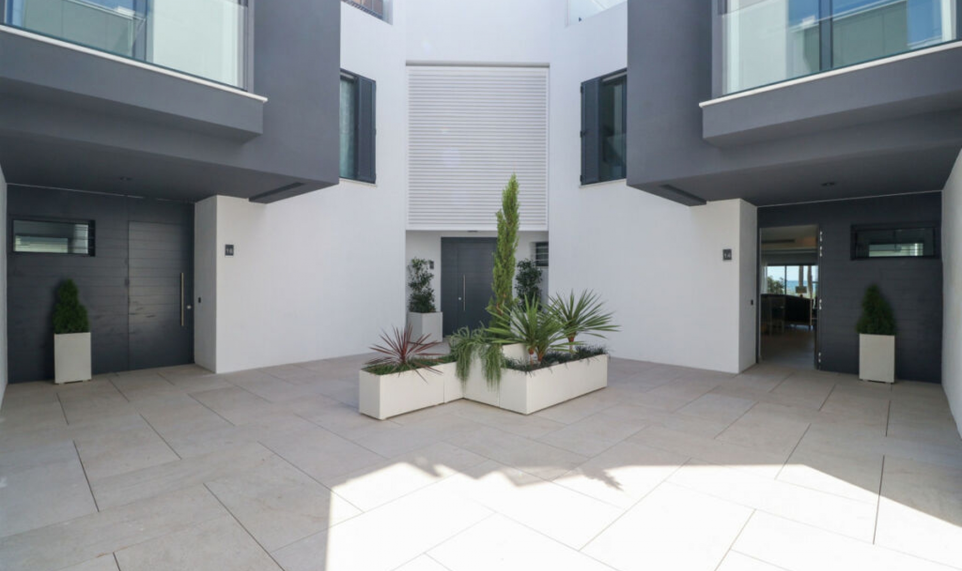 Resale - House -
Estepona