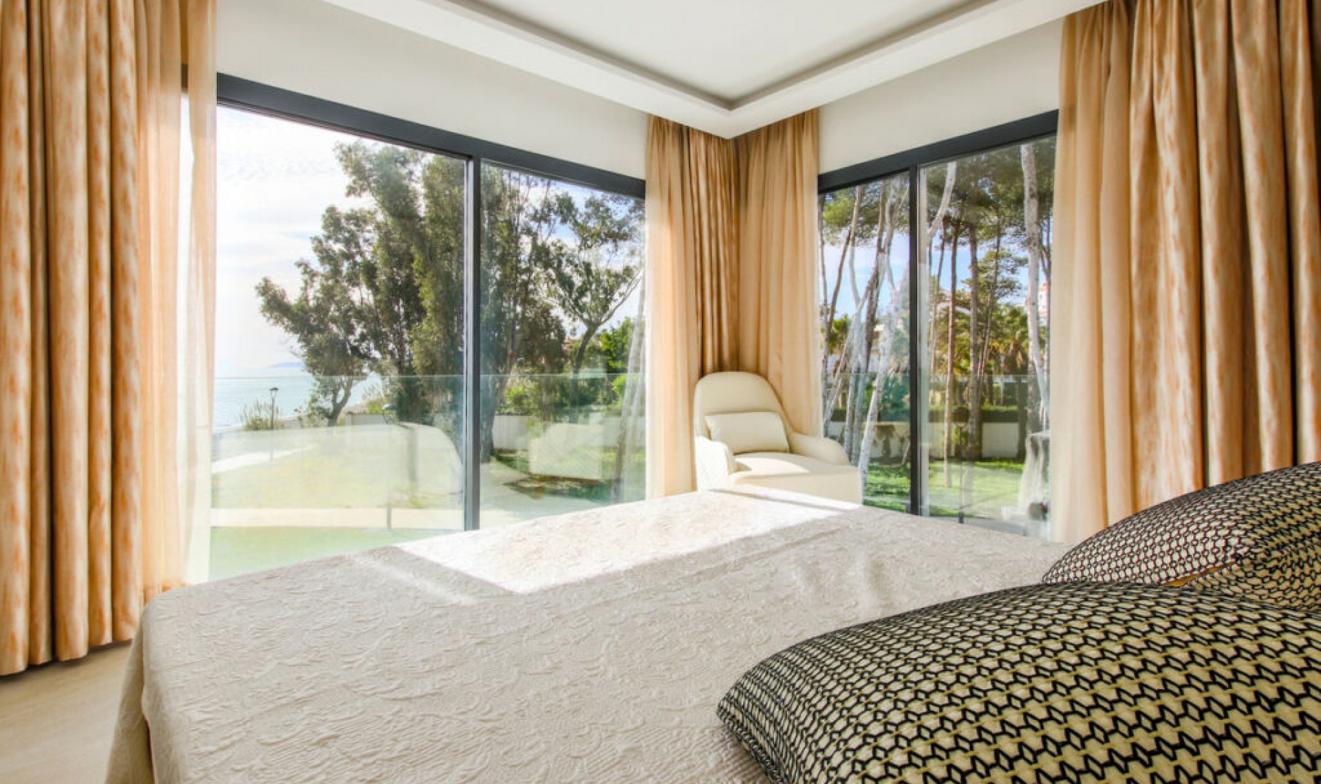 Resale - House -
Estepona