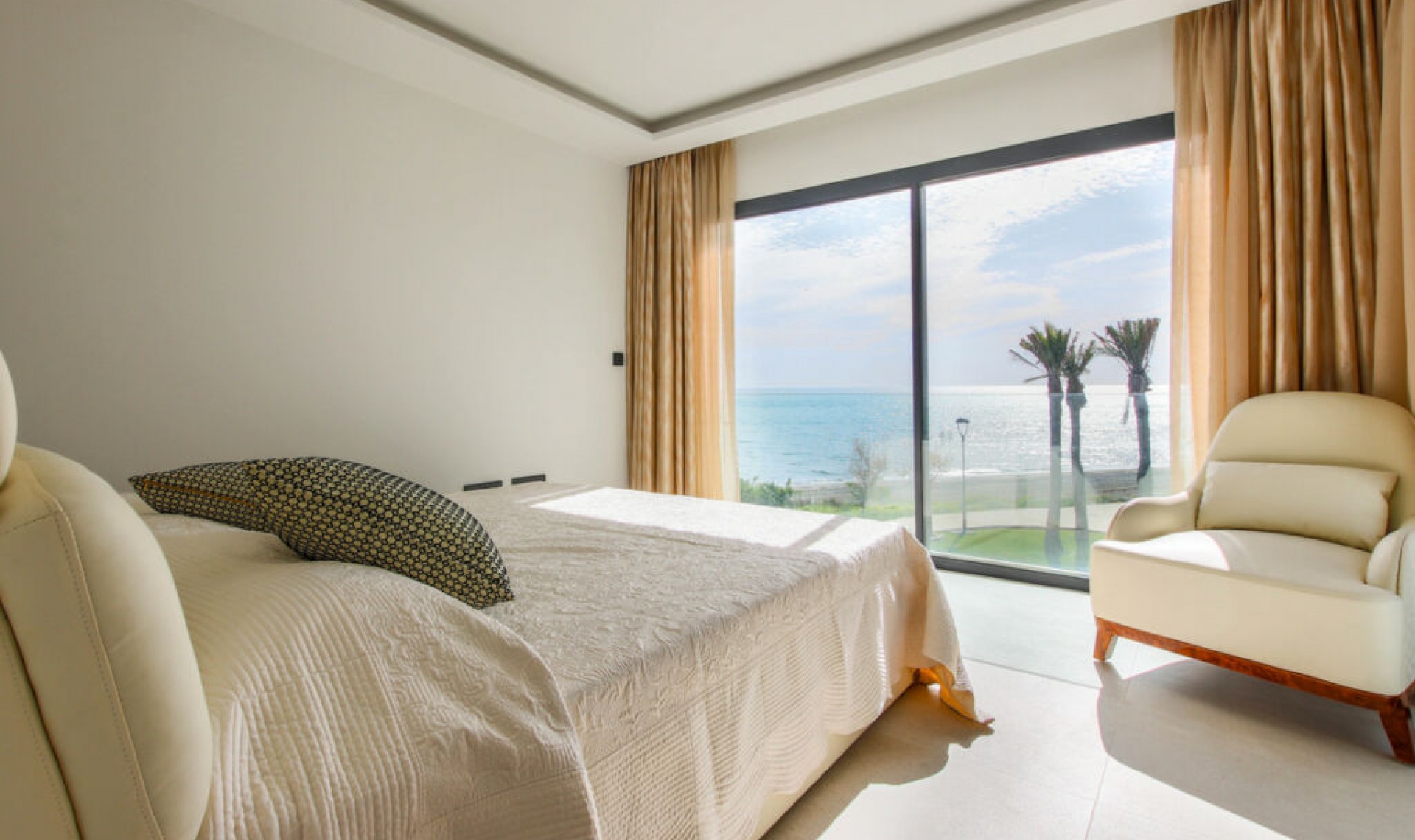 Resale - House -
Estepona