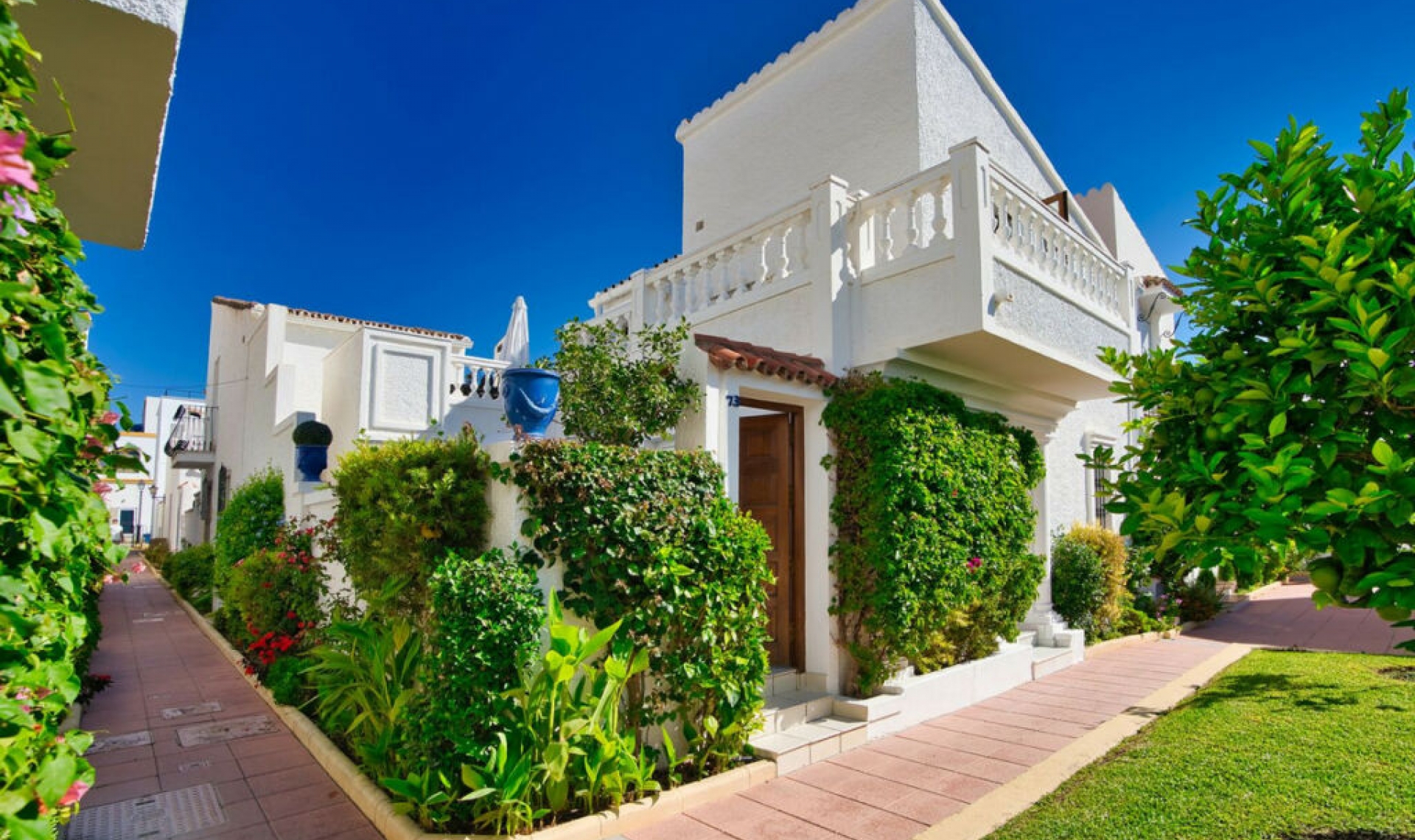 Resale - House -
Estepona